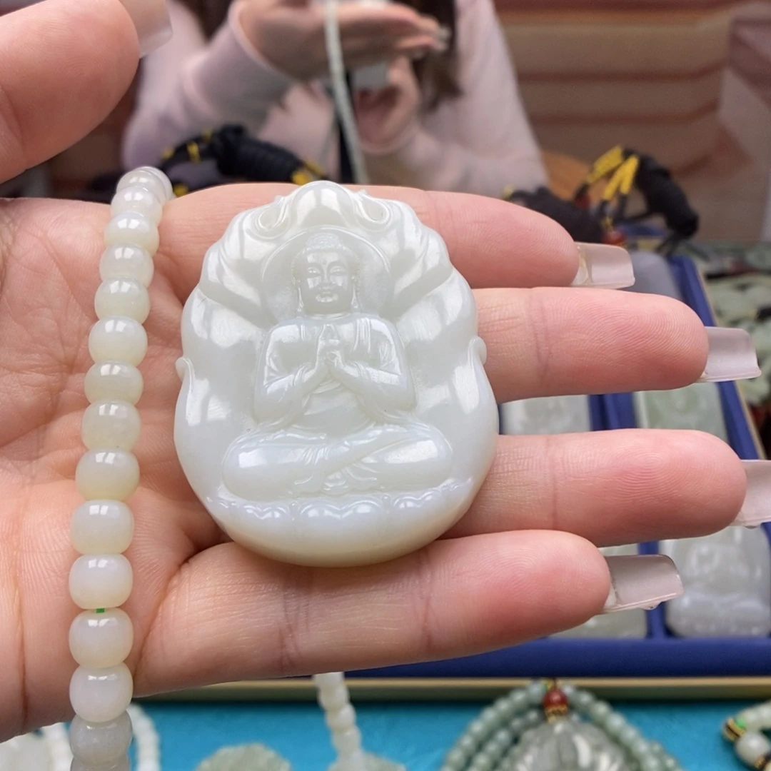 和田玉颈饰未镶嵌好**?