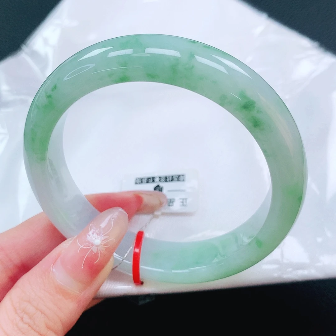 翡翠手镯未镶嵌55圈