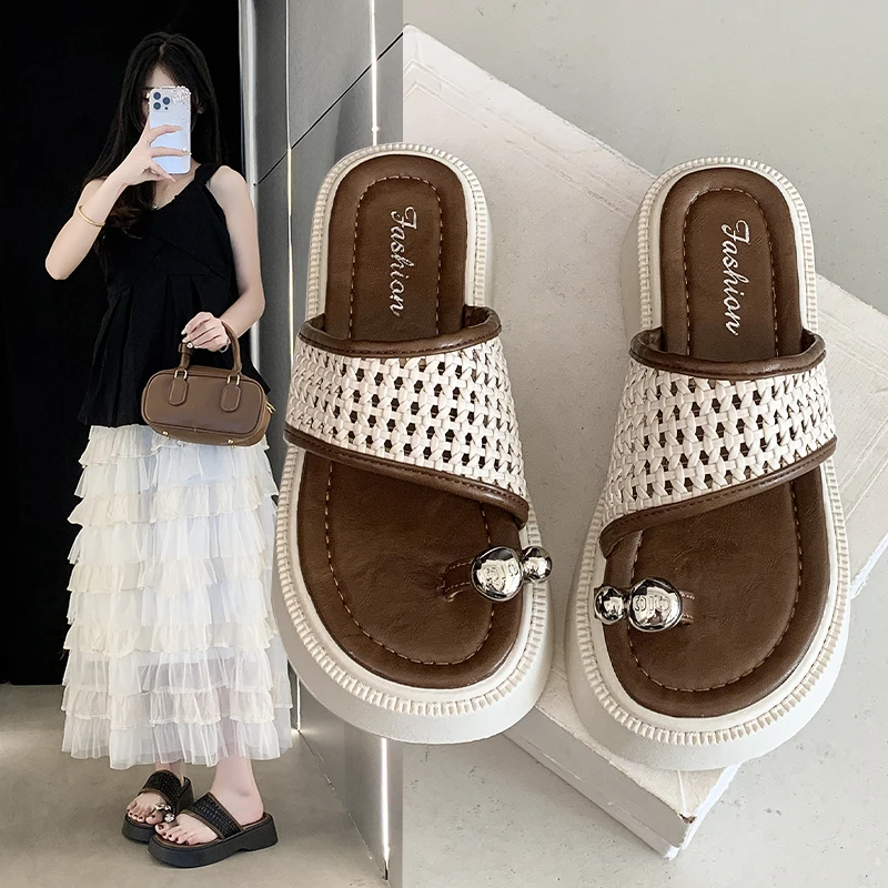 2025潮新款日常修面皮拼色夏季一字拖厚底防滑网红百搭沙滩鞋ins