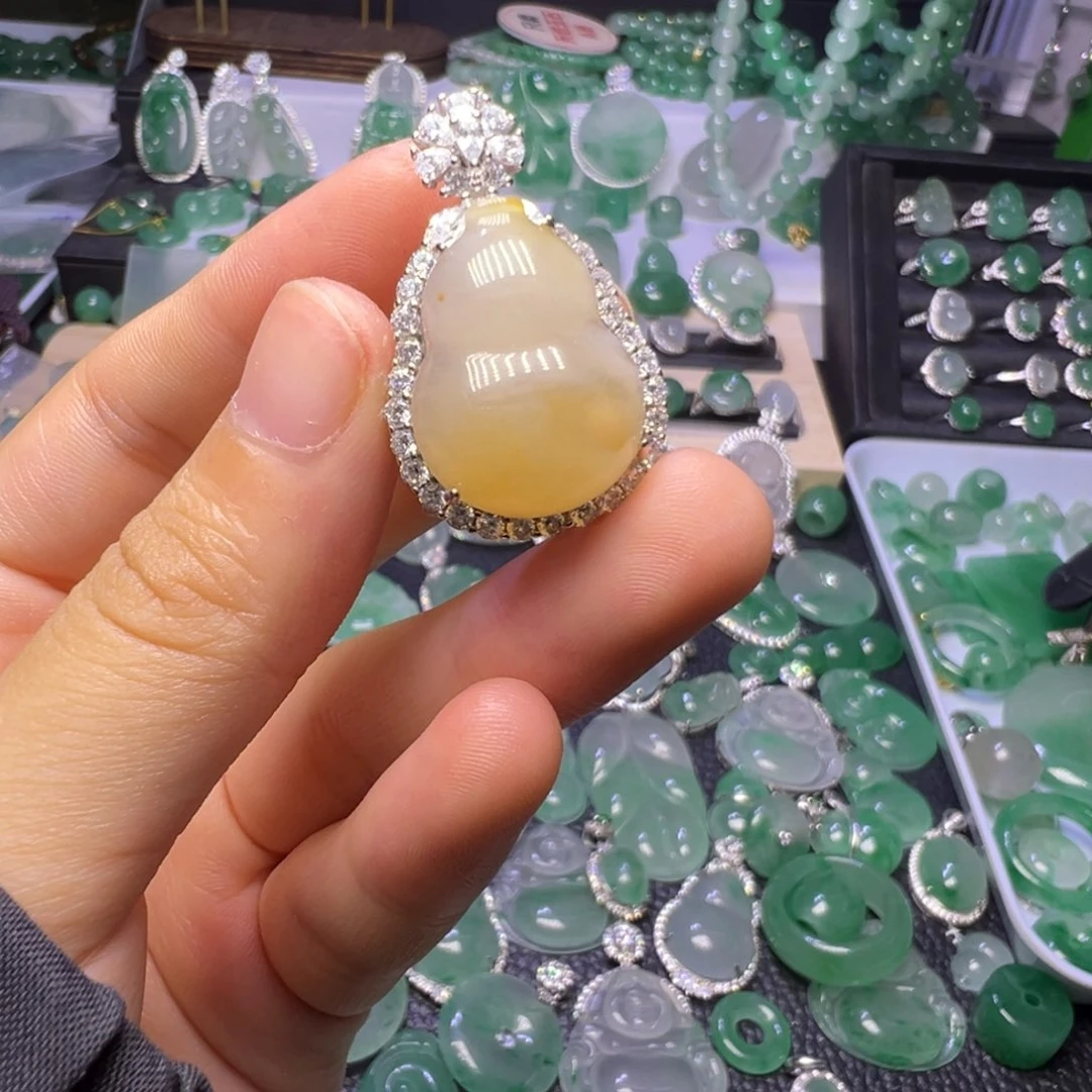 石英质玉（非洲翠）未镶嵌颈饰