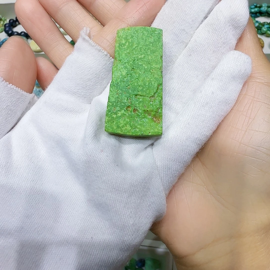 绿松石未镶嵌颈饰