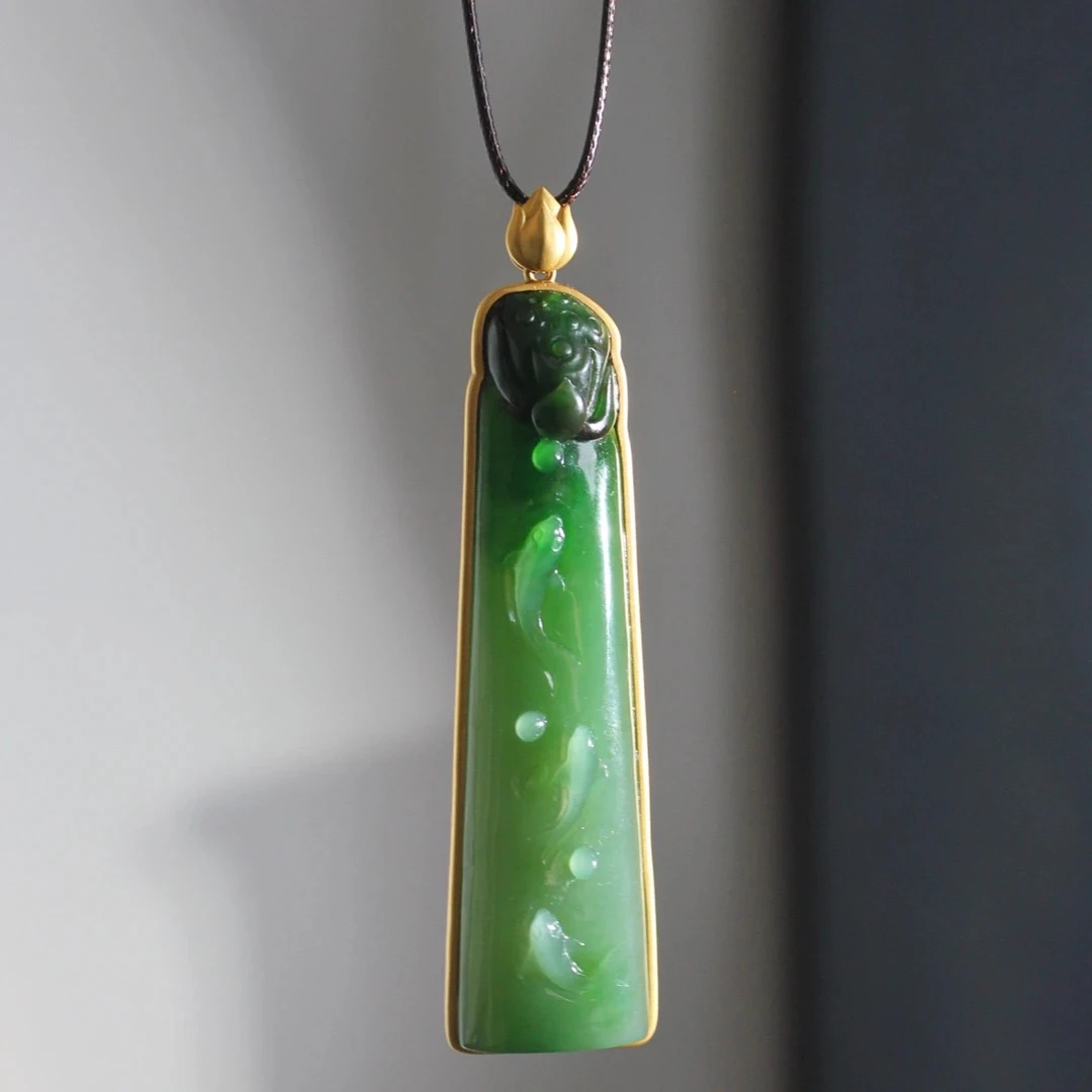 【岚溪珠宝】——碧玉老红皮，三生万物俏色鱼戏莲。与莲为伴，自在逍遥。