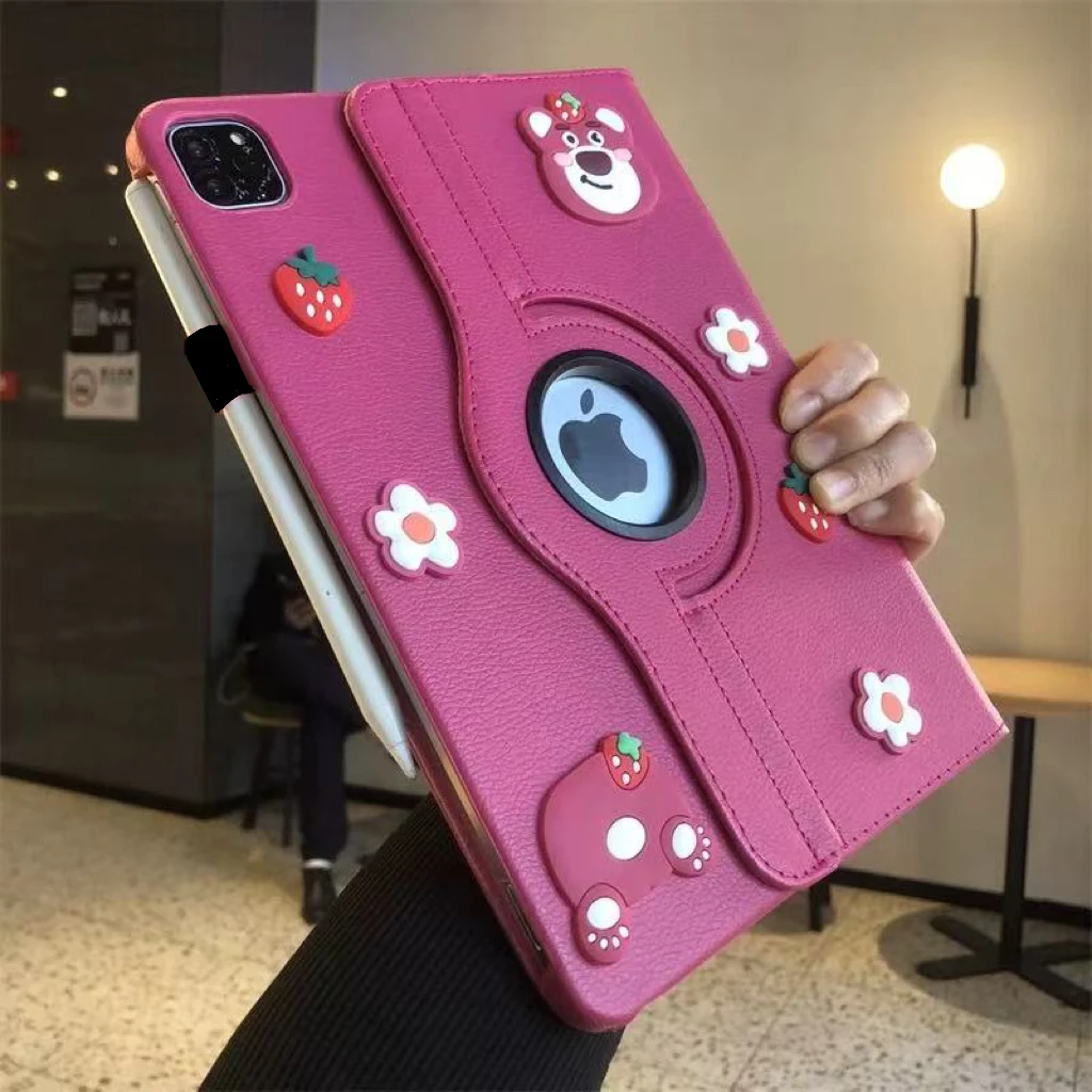 DIY玫红草莓熊360度旋转iPad10代2022保护套10.9寸9.7适用2025/11