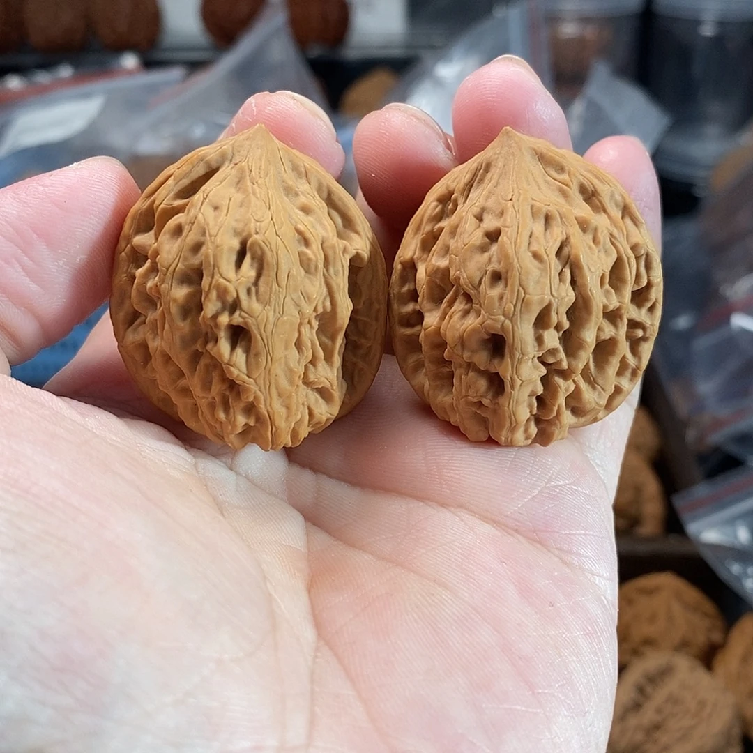 1文玩核桃油皮鸡心35-364
