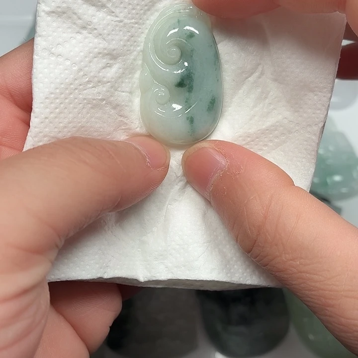 翡翠未镶嵌颈饰如意