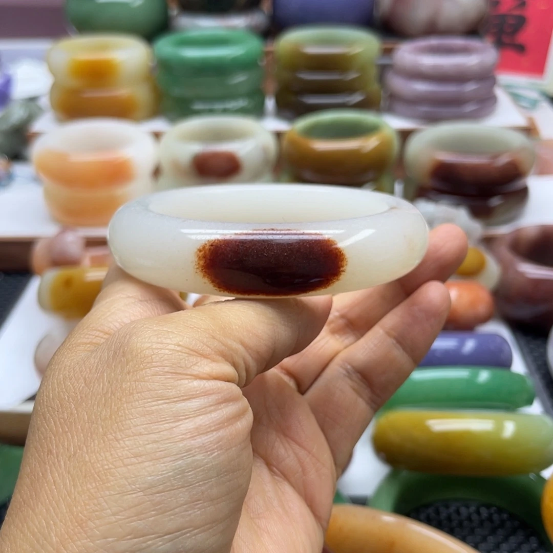 秋***澪石英岩玉未镶嵌手镯