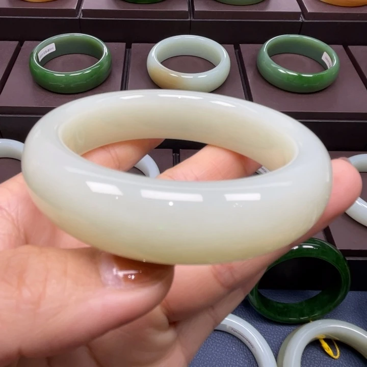 和田玉未镶嵌手镯