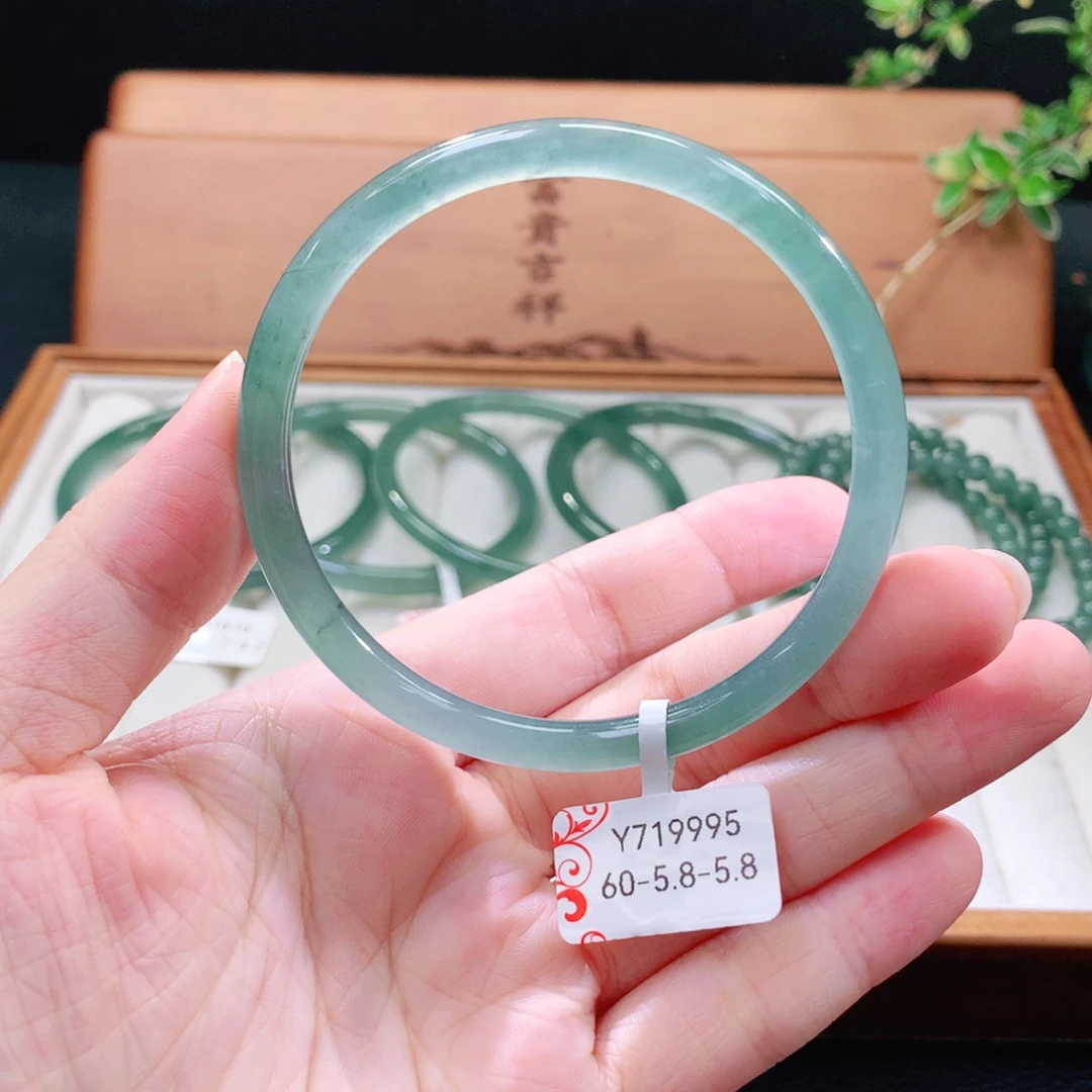 翡翠手镯（圆镯）未镶嵌