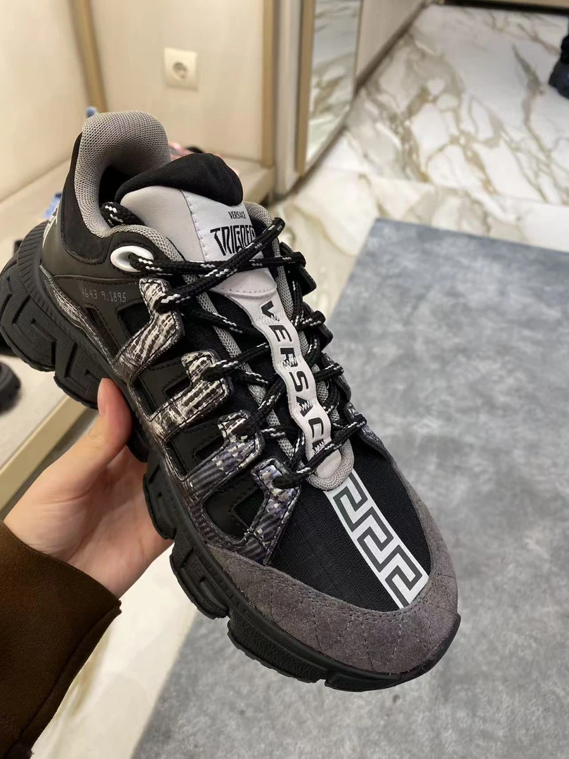 未使用 VERSACE/范思哲 经典logo休闲鞋女款 拍下不退不换