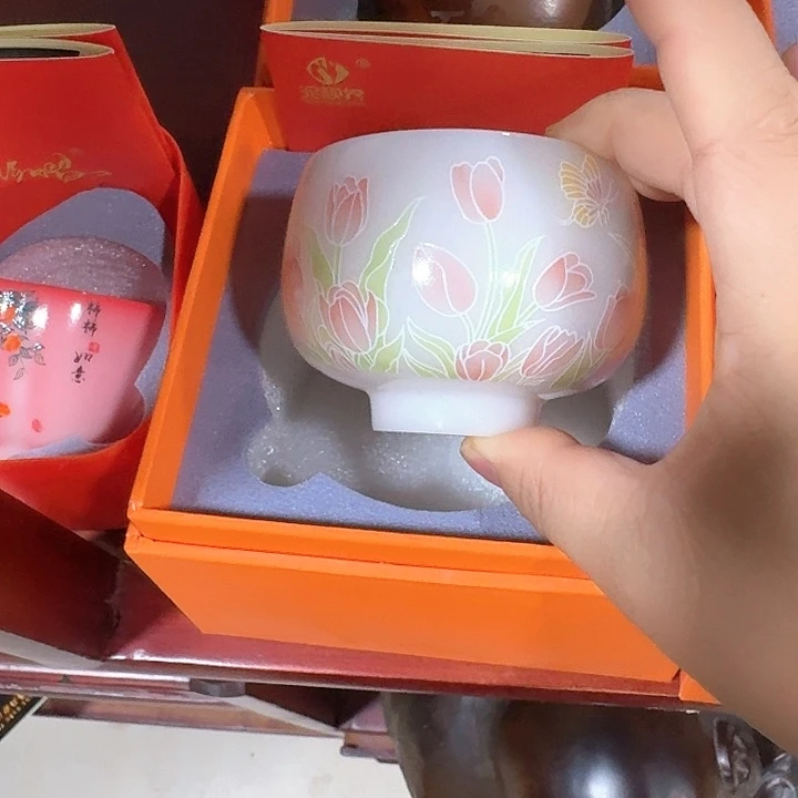 主人杯一个，瓷。。品茗^_^