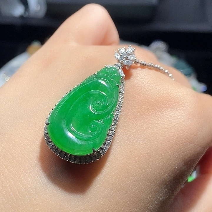 颈饰18K金镶嵌翡翠