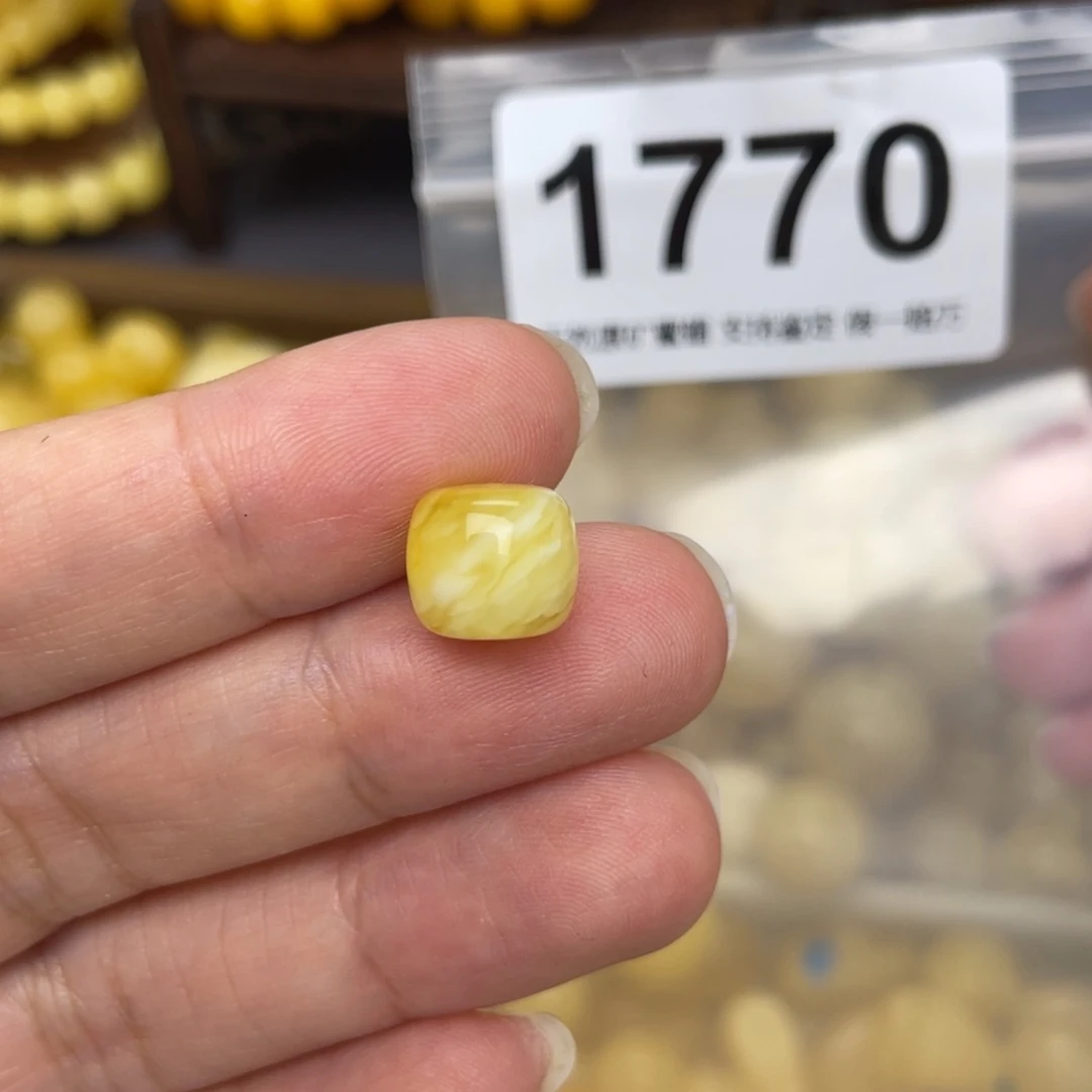 未镶嵌琥珀裸石10.5孔道微划痕