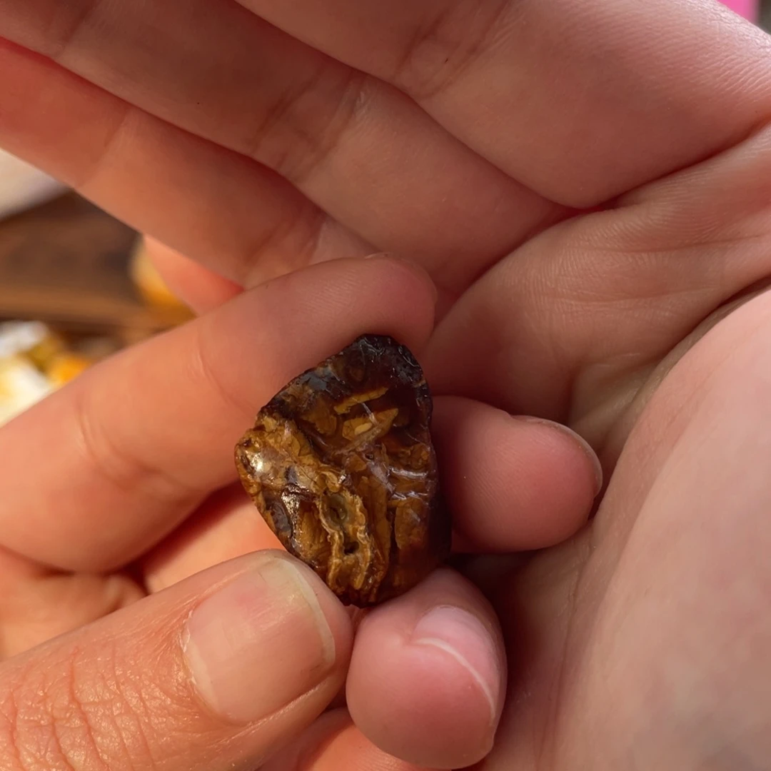 定制琥珀未镶嵌混*原石