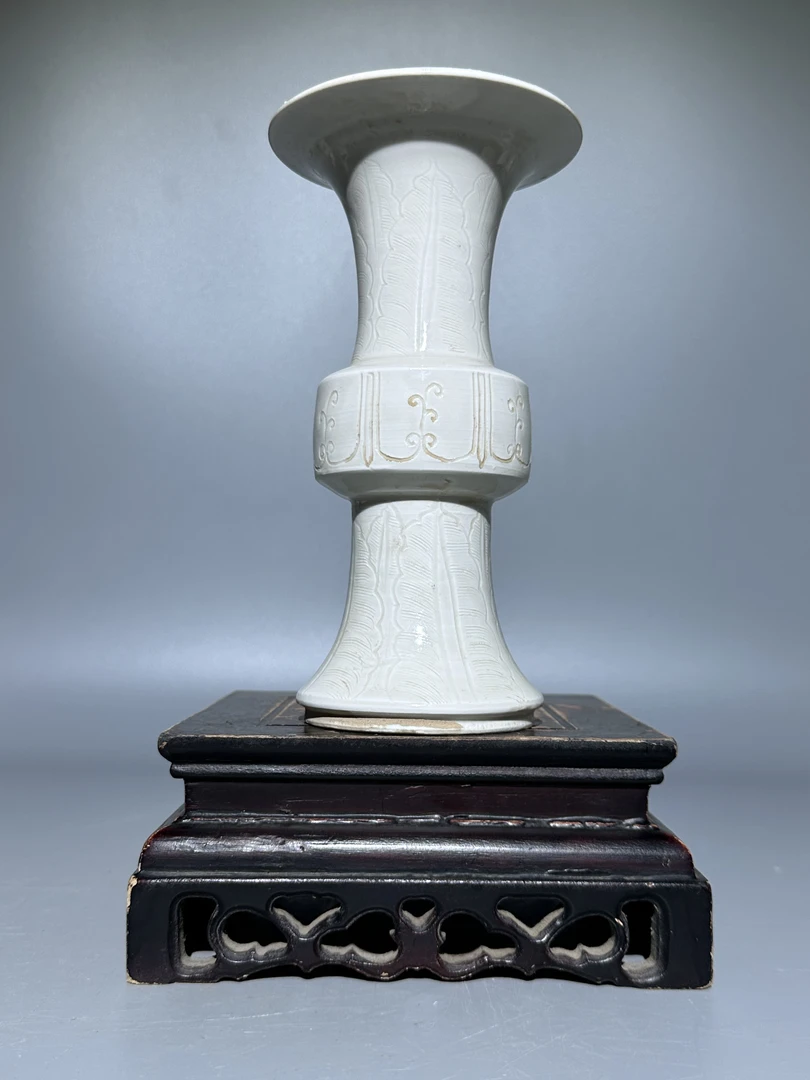 定窑深刻花花鼓瓶！