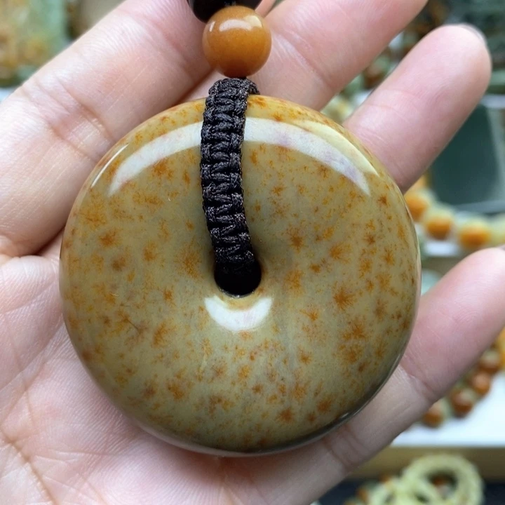 透闪石质玉未镶嵌把件