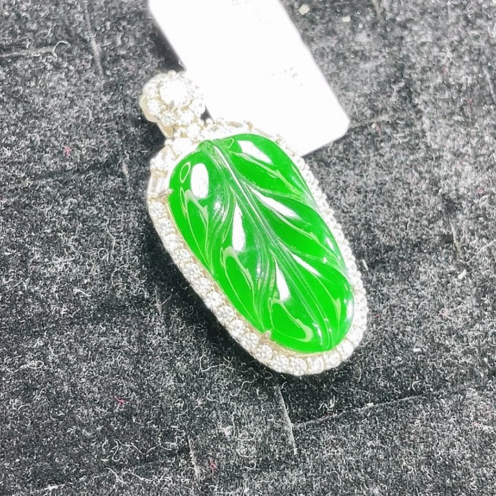 翡翠未镶嵌颈饰81