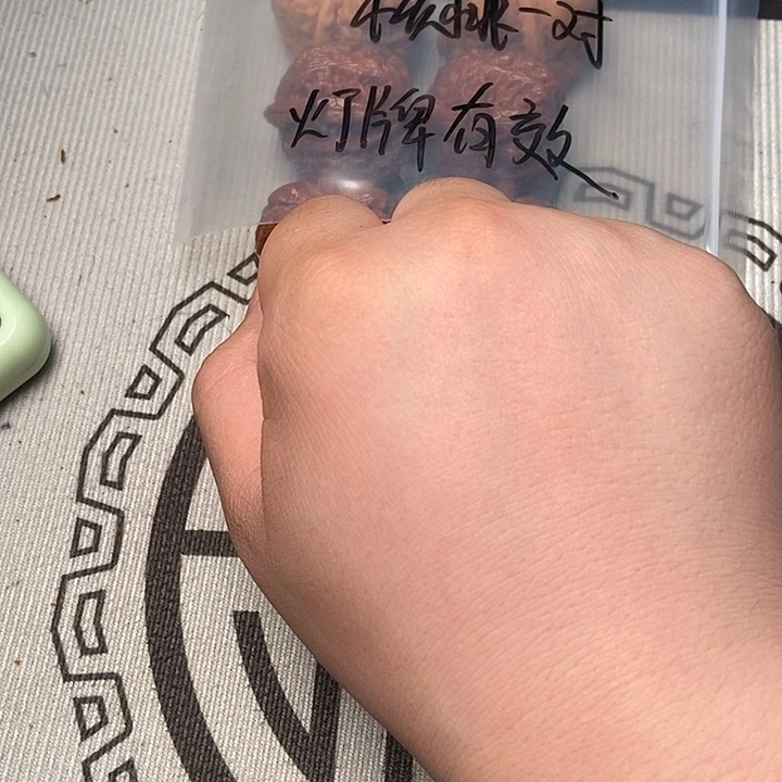 核桃树和银杏叶都在开花