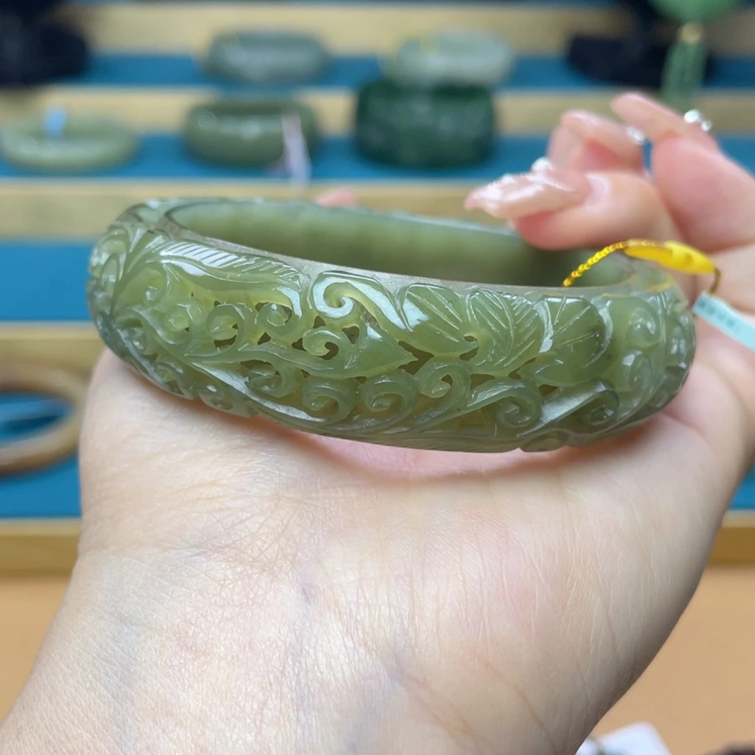 和田玉手镯59+圈口。编号54未镶嵌