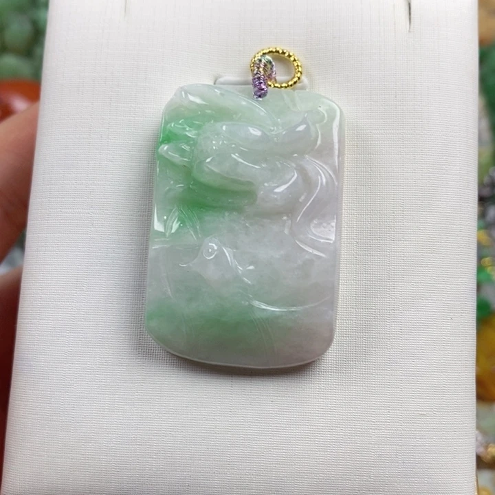 翡翠未镶嵌吊坠(赠链)