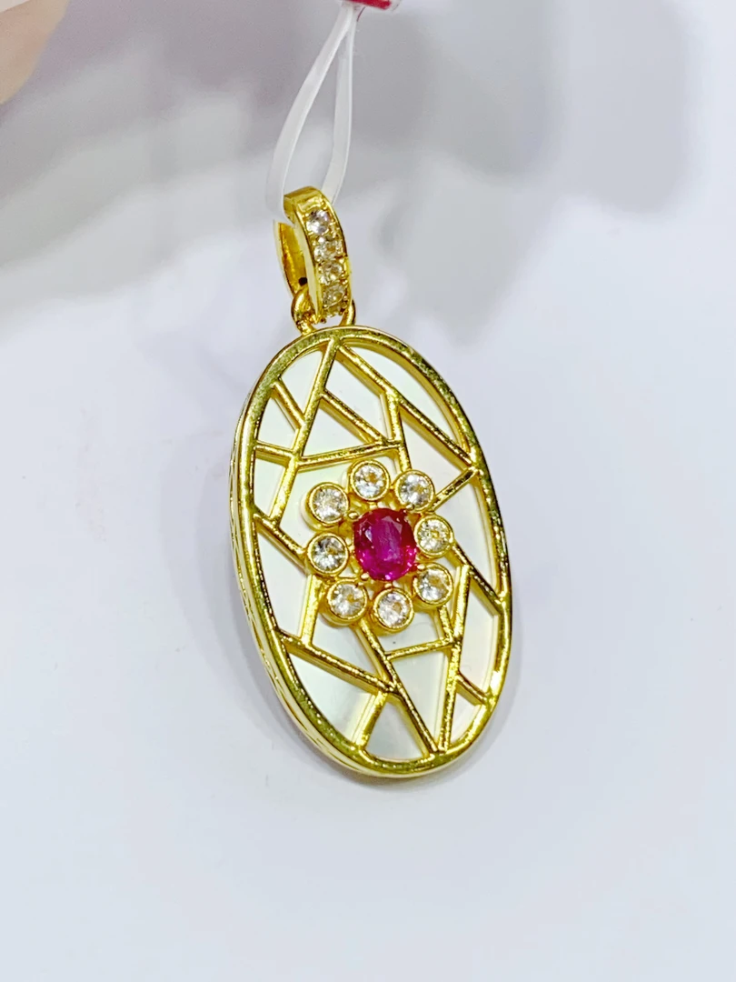 18K金镶嵌红宝石吊坠