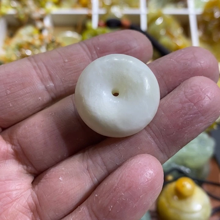 蛇纹石玉颈饰未镶嵌