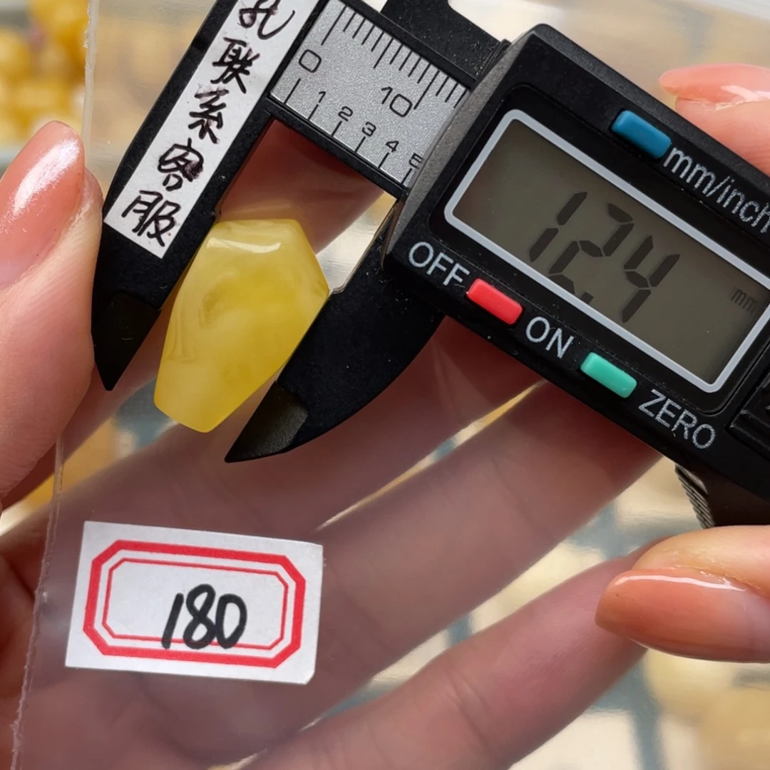 蜜蜡裸石未镶嵌七*里