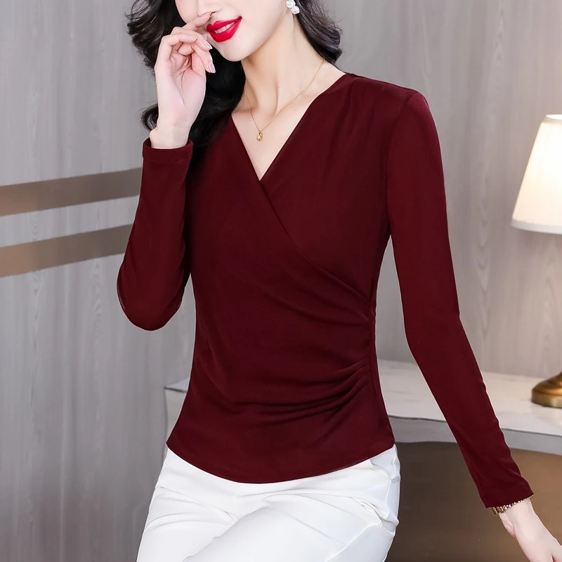 红色交叉v领长袖t恤女秋季2025新款修身打底小衫时尚减龄妈妈上衣