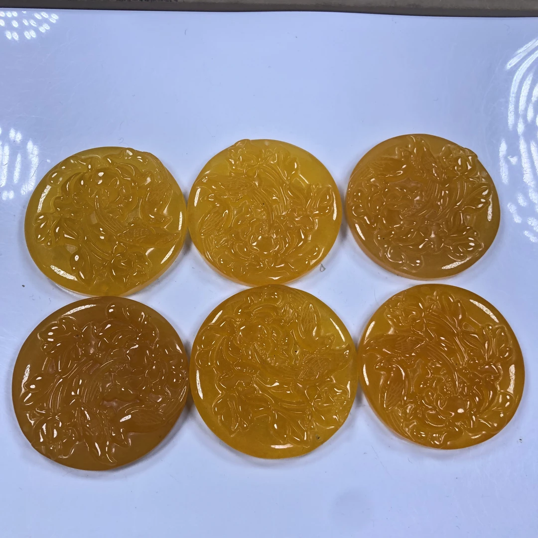 黄色雕刻牌吊坠发一个L71