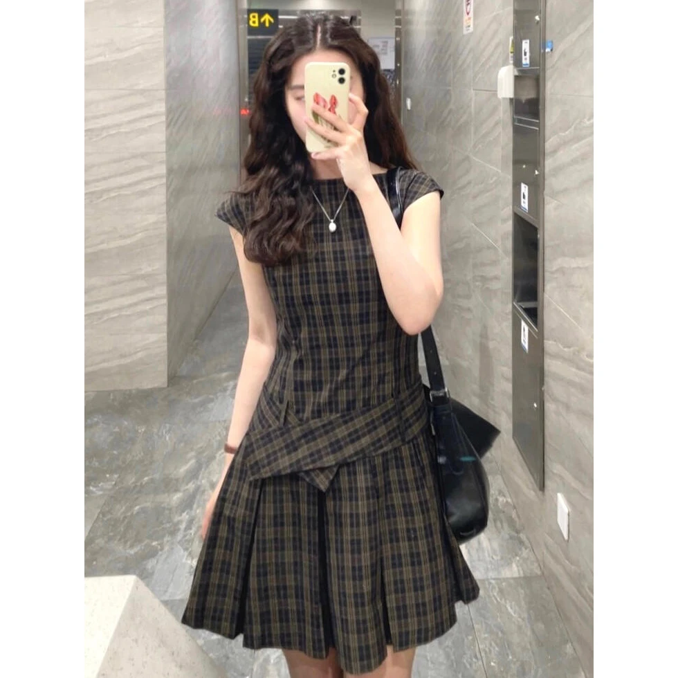 法式甜辣风复古格纹一字领连衣裙女夏季设计感收腰显瘦百褶短裙子