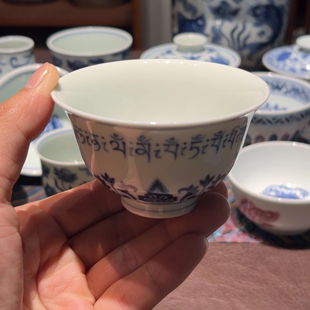 精品青花宝相梵文平安诵撇口杯口径约8.8厘米