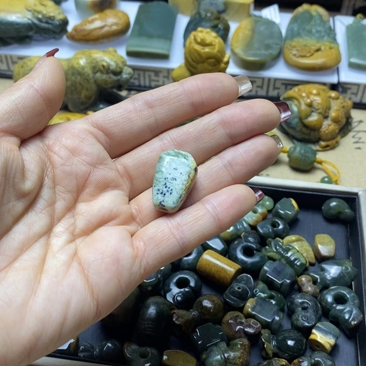 透闪石质玉挂件未镶嵌吉*