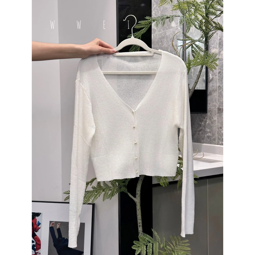 【是玮玮哦】薄款百搭V领套头白色针织开衫 W2024111415