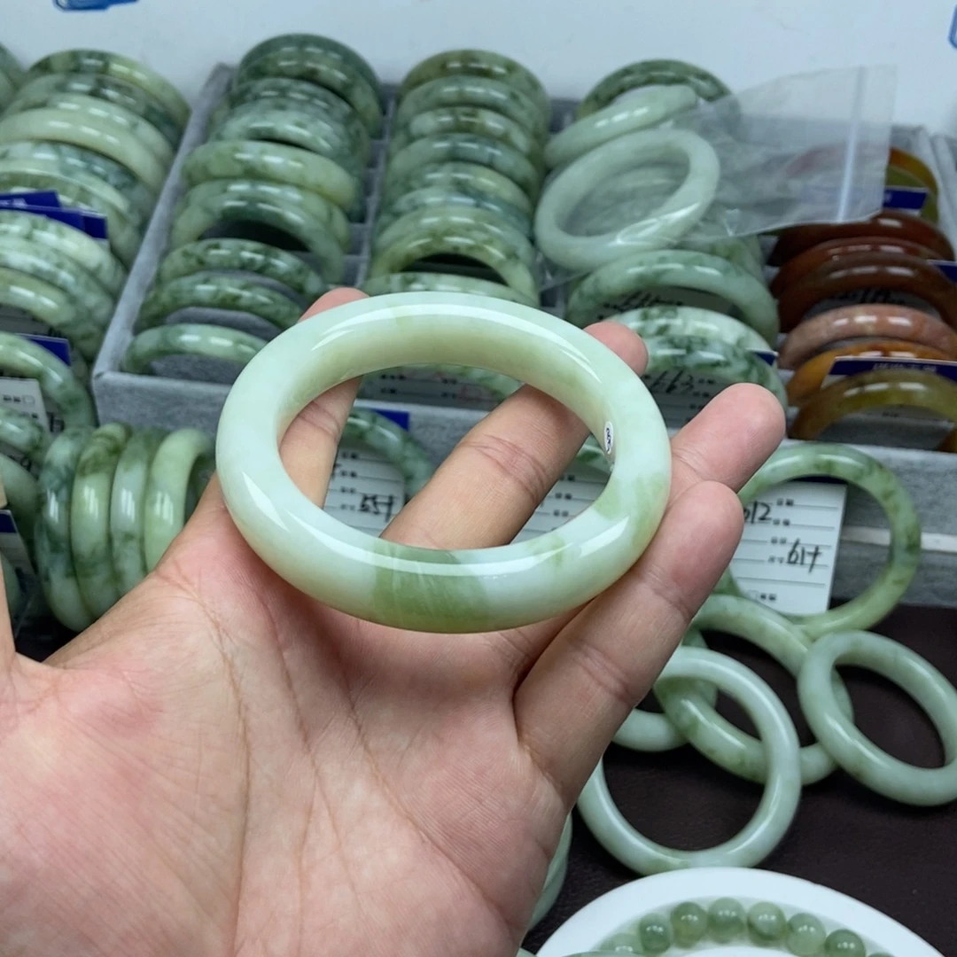 夏***英未镶嵌蛇纹石玉手镯