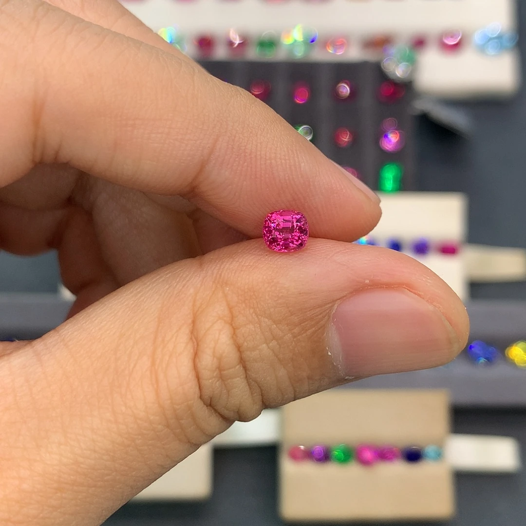 尖晶石裸石69分绝地