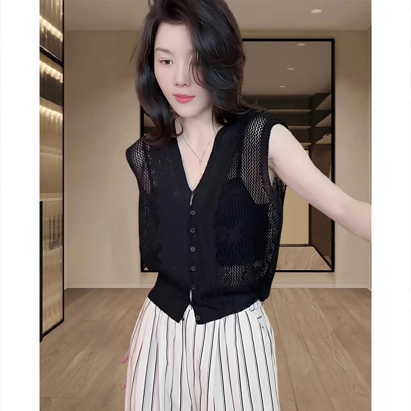 针织镂空V领马夹2025夏季新款女士轻薄开衫蕾丝拼接外穿背心马甲