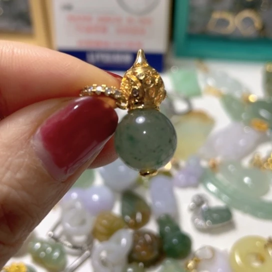 翡翠未镶嵌颈饰葫芦吊坠