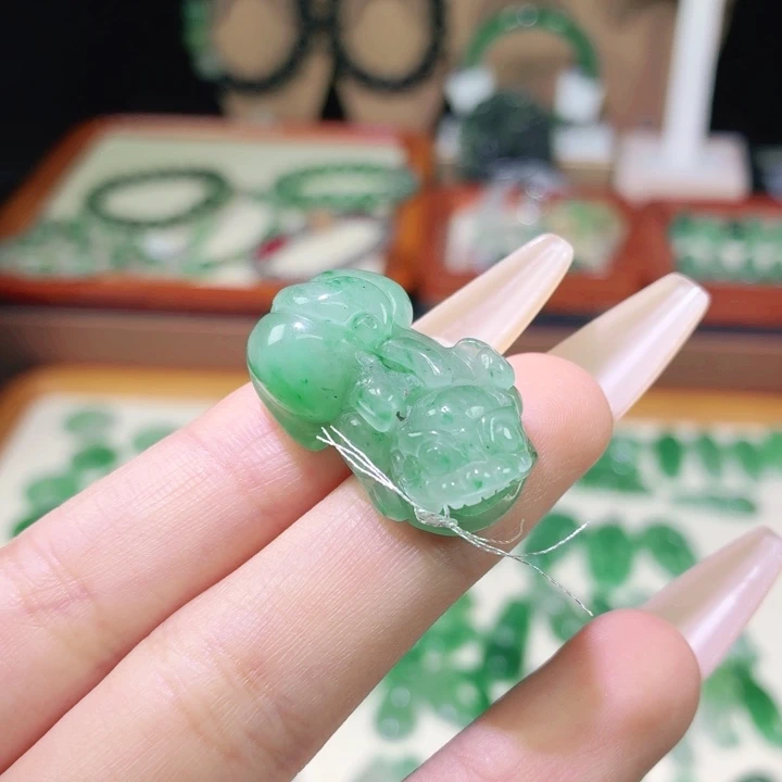 石英质玉（非洲翠）未镶嵌颈饰