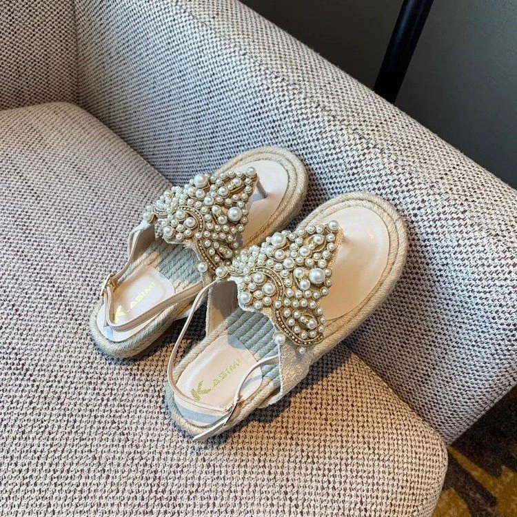 2025年夏季新款平底凉鞋女外穿时尚水钻珍珠编织罗马风夹趾沙滩鞋