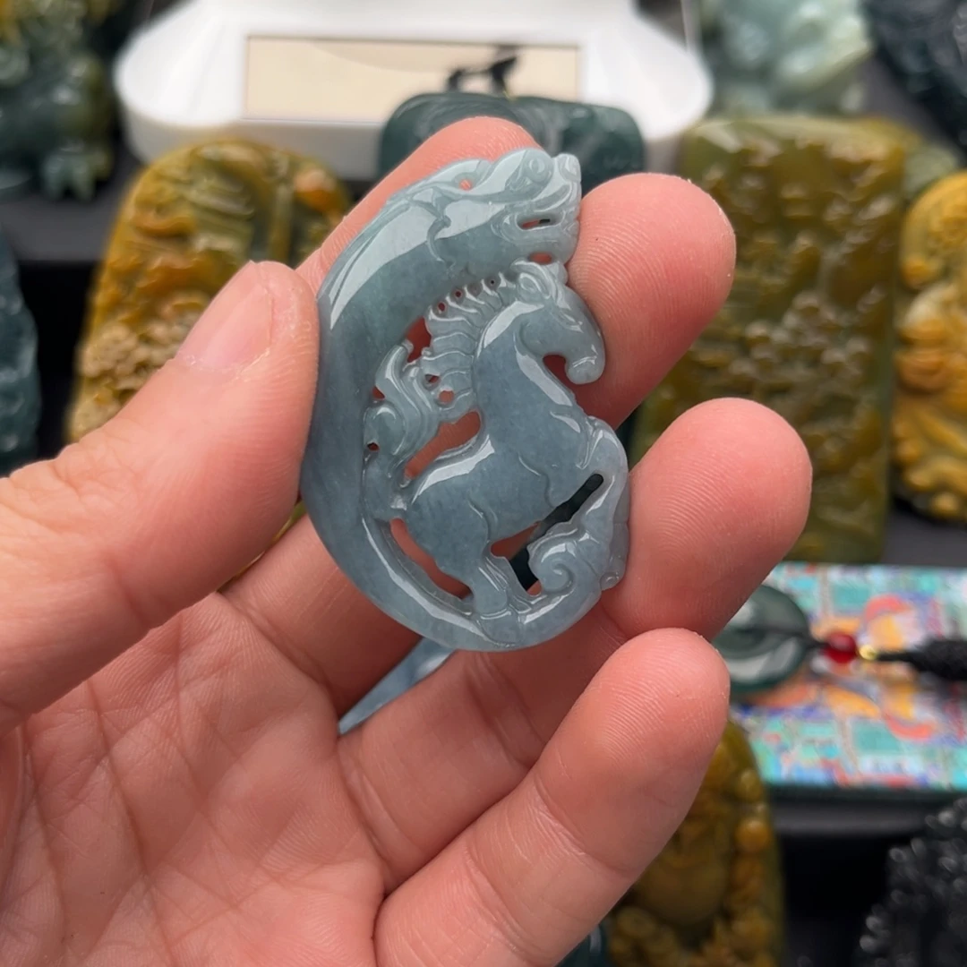 咬***下翡翠未镶嵌颈饰龙马