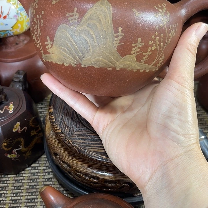 茶壶紫砂原矿泥料手工制作的一把紫砂壶。
