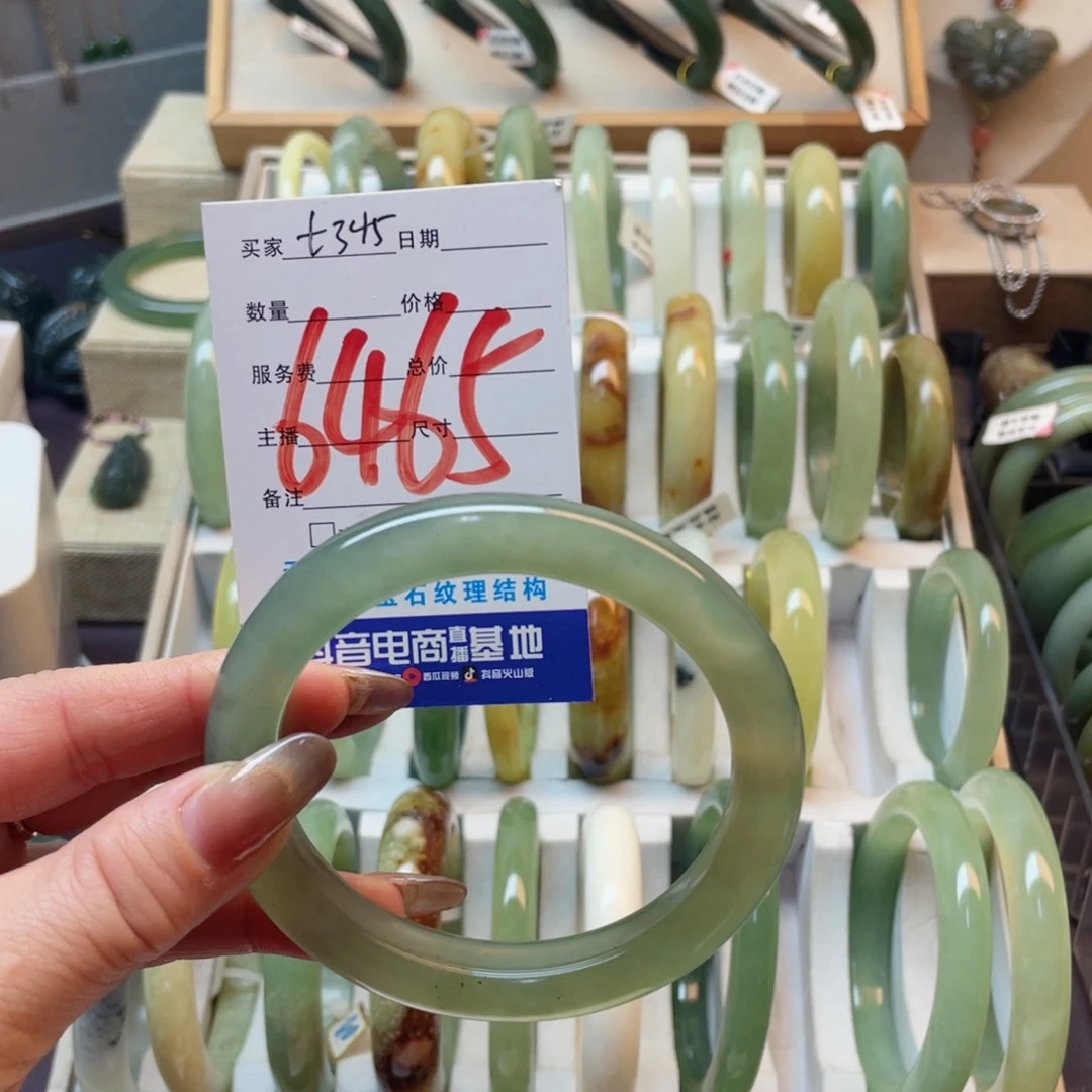 蛇纹石玉手镯未镶嵌给****?