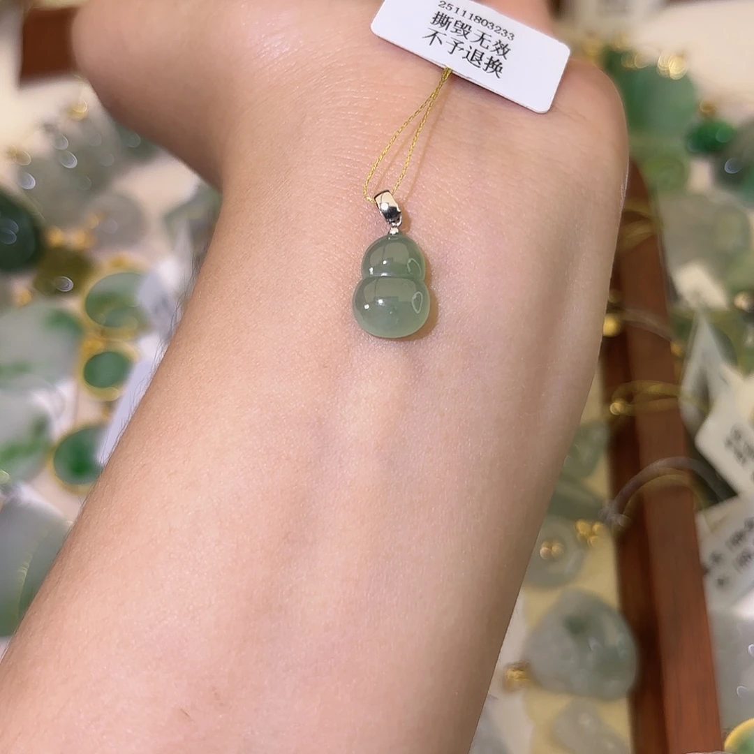 翡翠18K金镶嵌颈饰葫芦