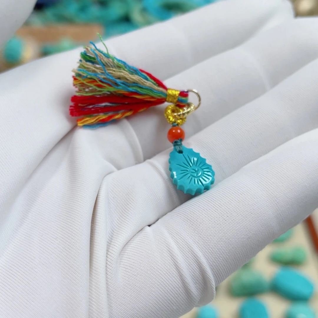 艳***羡绿松石未镶嵌珠宝奇石