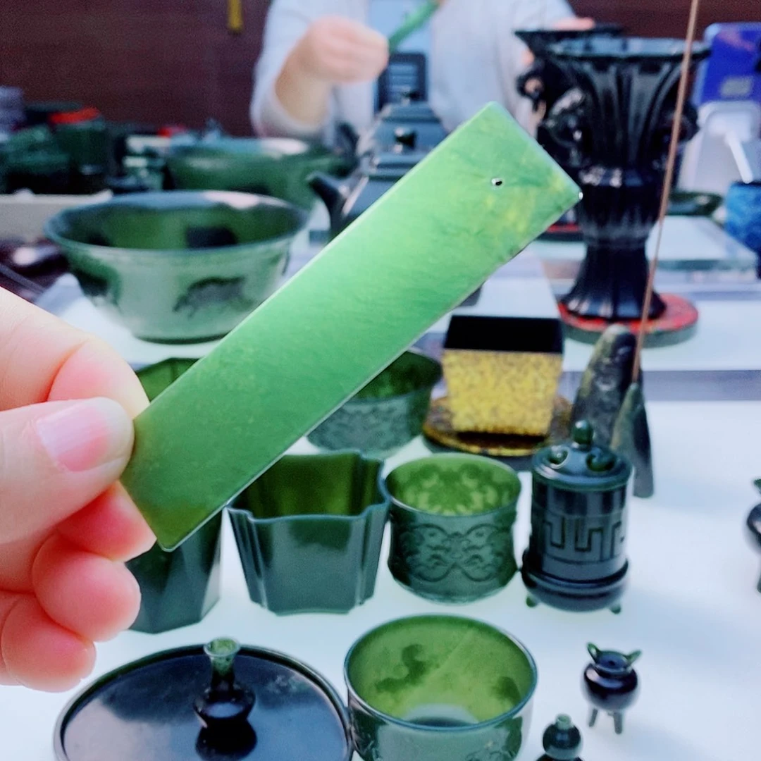 未镶嵌和田玉摆件微瑕