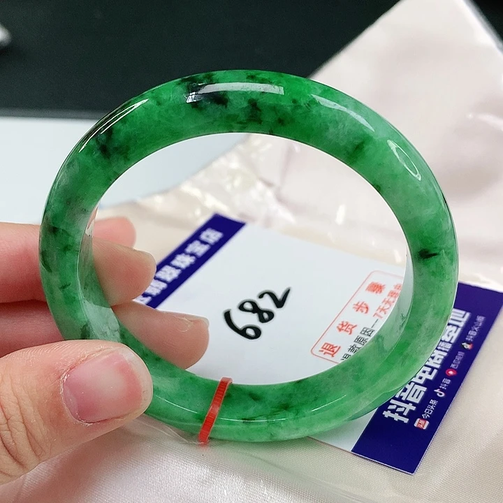 翡翠手镯未镶嵌翡翠