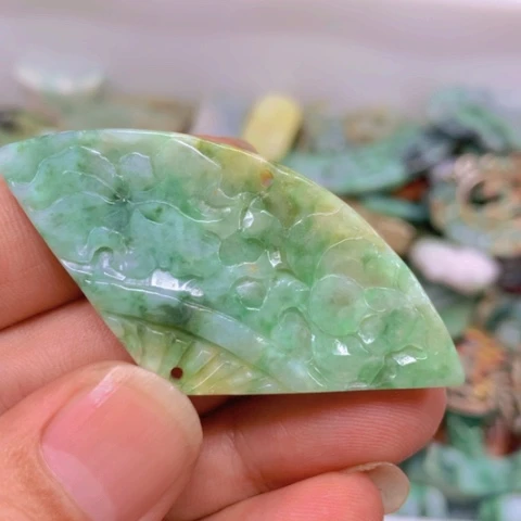 【闪购商品】翡翠颈饰未镶嵌好**莲翡翠