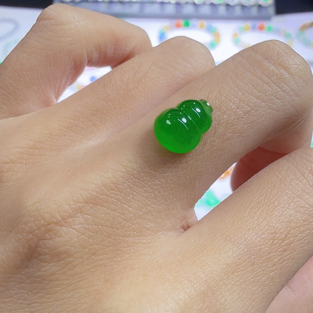 翡翠未镶嵌颈饰葫芦