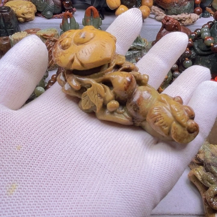 岫岩河磨玉（透闪石质玉）把件未镶嵌丹*鱼