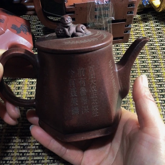 紫砂茶壶原矿泥料手工制作的紫砂壶。