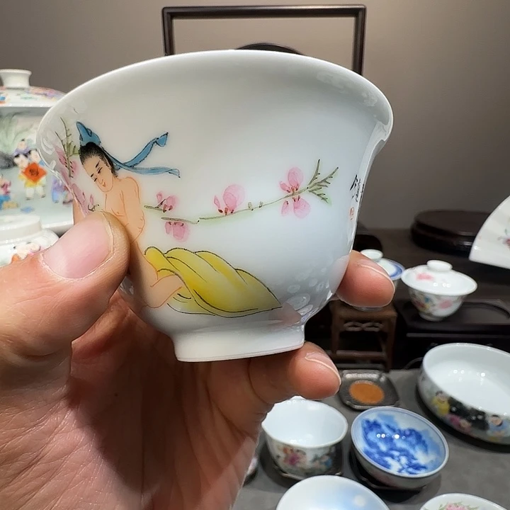 无***着景德镇陶瓷艺术品